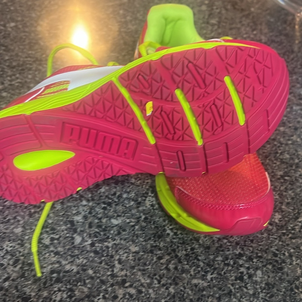 Puma girls running shoes. Sz-6 1/2 special - Picture 3 of 4